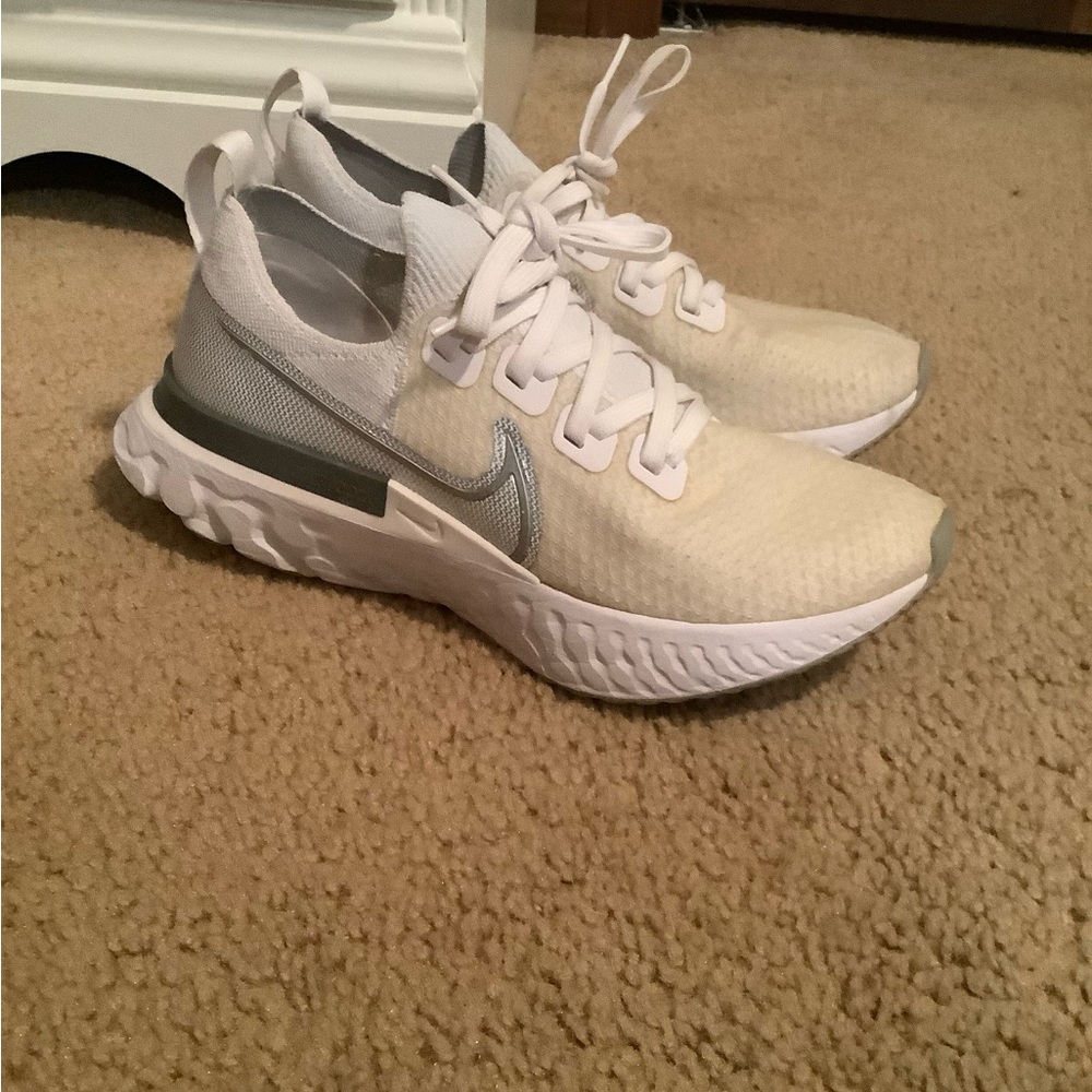 Nike Women's White and Gray Running Shoes